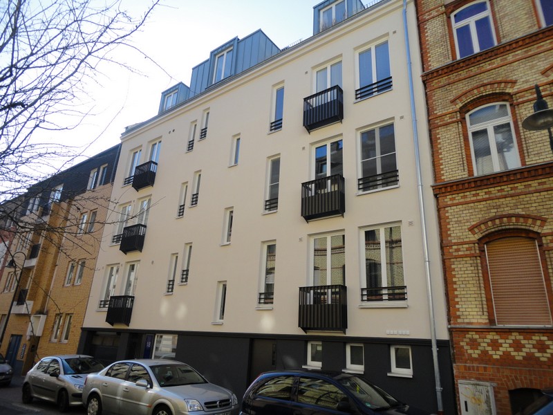 Fertige moderne und helle Außenfassade