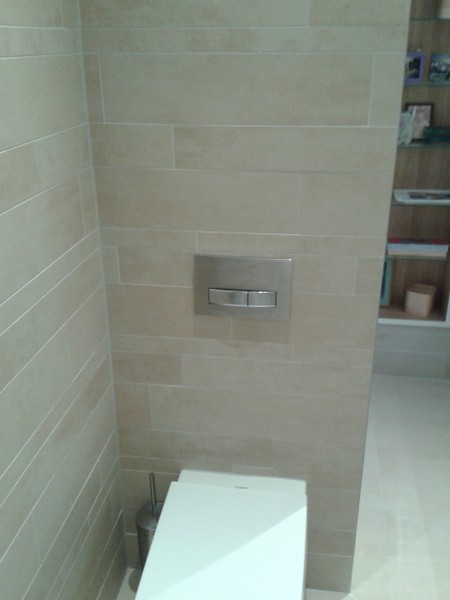 Schmale beige Badezimmerwandfliesen