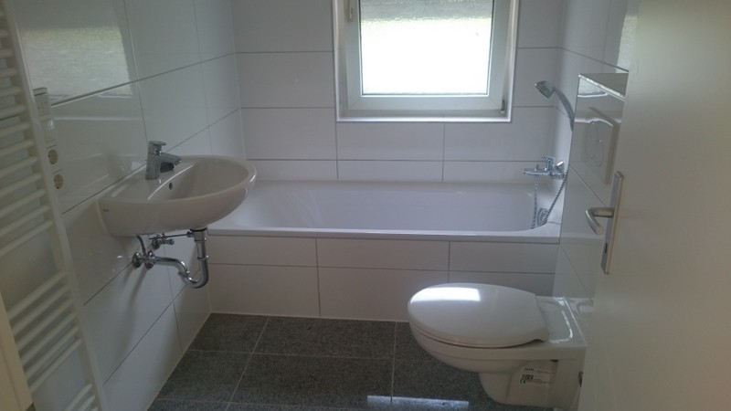 Weiße Badezimmerfliesen