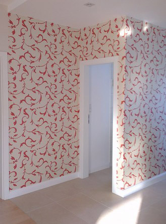 Weiße Wand mit orangenem Schnörkelmuster